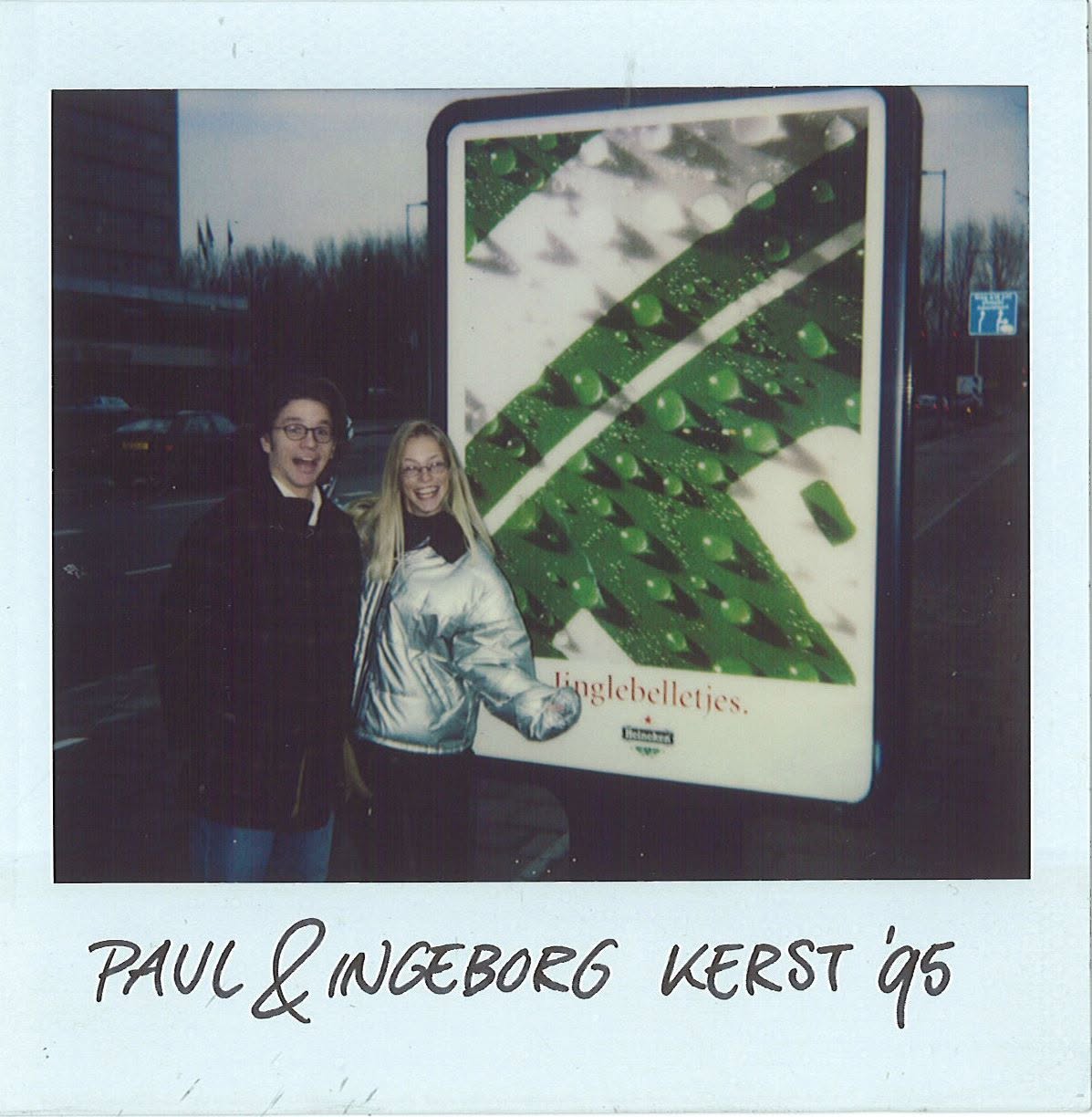 Paul en Ingeborg bij een reclameposter, kerst 1995