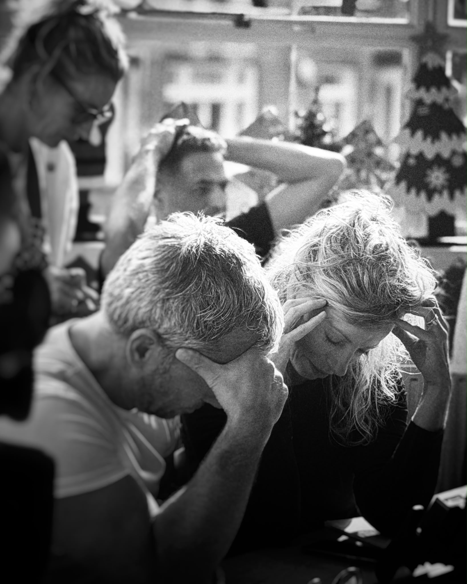 Zwart-witfoto van Paul en Ingeborg samen aan het werk