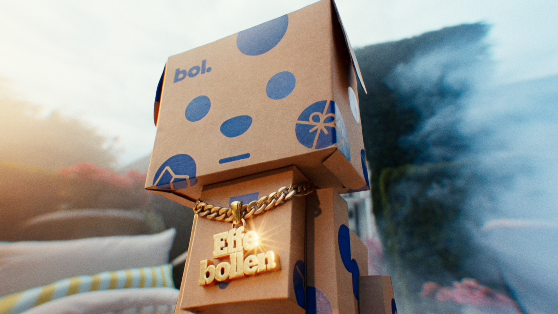 Boxie draagt een Effe bollen-ketting