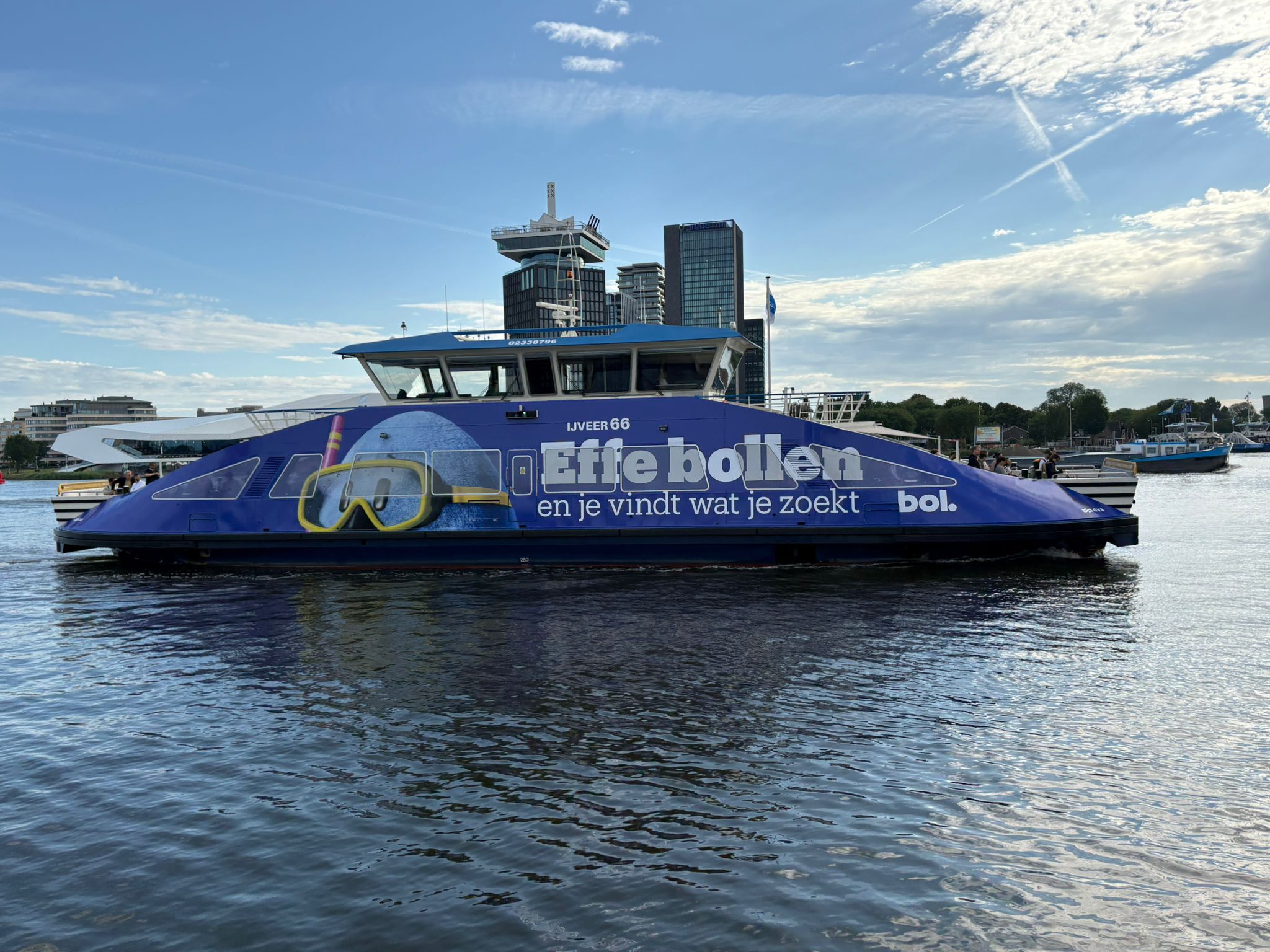 IJ-pont volledig gewrapt in de Effe bollen-campagne